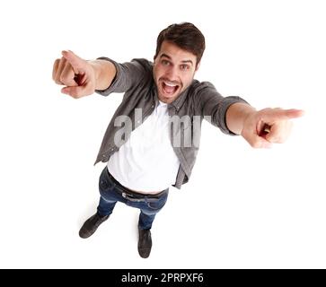 Die Begeisterung für den Erfolg. Hochwinkelporträt eines aufgeregt jungen Mannes im Studio, der seine Arme hebt und zeigt. Stockfoto