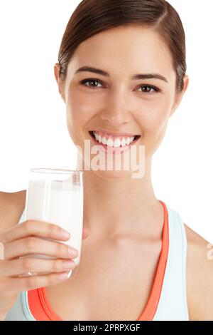 Eine schöne junge Frau mit einem Glas Milch in der Hand. Stockfoto