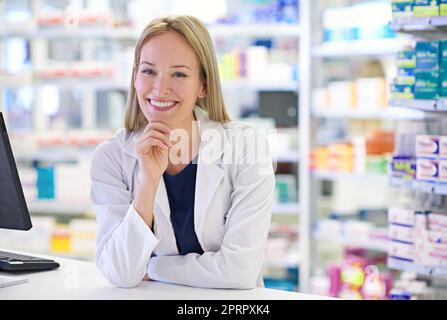 Es ist das beste Gefühl, meinen Kunden zu helfen, besser zu werden. Porträt eines attraktiven Apothekers, der an der Rezeptheke steht. Stockfoto