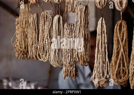 Kunsthandwerk zum Verkauf. Handgefertigte Holzperlen zum Verkauf auf einem indischen Markt. Stockfoto