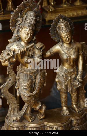 Krishna, der göttliche Held. Branze Statue des Hindu-gottes Krishna mit einem Begleiter in einem indischen Tempel. Stockfoto