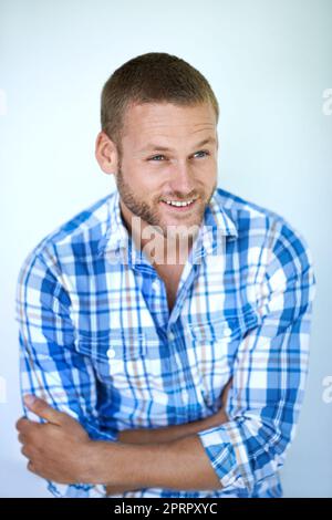 Wenn du dich wohlfühlst, siehst du gut aus. Studioaufnahme eines hübschen jungen Mannes, der vor weißem Hintergrund posiert. Stockfoto