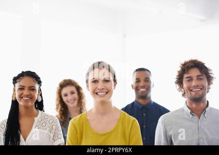 Sie haben eine glänzende Zukunft vor sich. Eine Gruppe von Arbeitskollegen vor weißem Hintergrund. Stockfoto