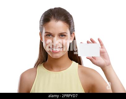 Wir freuen uns auf Ihren Anruf. Studioaufnahme einer schönen jungen Frau, die eine leere Visitenkarte vor weißem Hintergrund hält. Stockfoto