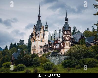 Schloss Peles in Sinaia, Rumänien. Berühmter Neo-Renaissance Palast der königlichen Familie im Herzen der Karpaten gelegen. Stockfoto