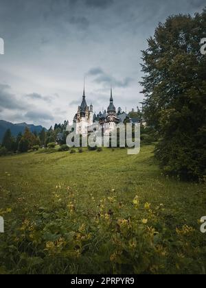 Schloss Peles in Sinaia, Rumänien. Berühmter Neo-Renaissance Palast der königlichen Familie im Herzen der Karpaten gelegen. Stockfoto