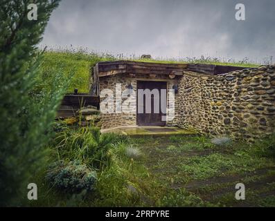 Ein hobbit-Haus, versteckt im unterirdischen Teil der Clay Castle aus dem Tal der Feen, einem touristischen Komplex in Siebenbürgen, Rumänien Stockfoto