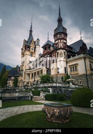 Schloss Peles in Sinaia, Rumänien. Berühmter Neo-Renaissance Palast der königlichen Familie im Herzen der Karpaten gelegen. Stockfoto