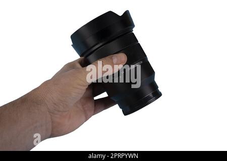 Ein Objektiv für die Kamera in einer männlichen Hand auf einem transparenten Hintergrund Stockfoto