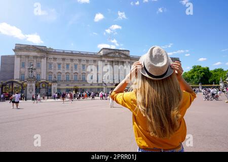 Rückansicht einer jungen Touristenfrau, die London, Großbritannien besucht Stockfoto