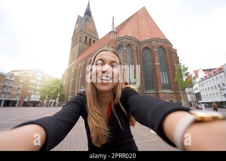 Selbstporträt einer lächelnden Frau auf dem Hauptplatz von Hannover Stockfoto