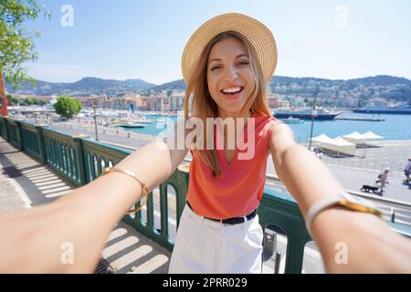 Fröhliche Reisende Mädchen nimmt Selbstporträt in Nizza alten Hafen, Frankreich Stockfoto