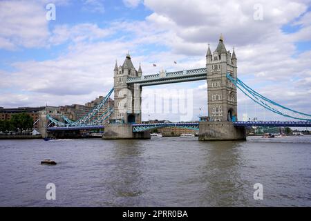 LONDON, Großbritannien - 15. JULI 2022: Stadtbild von London mit Tower Bridge, England, Großbritannien Stockfoto