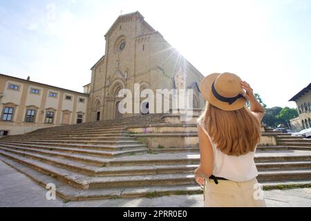 Tourismus in der Toskana. Rückansicht einer jungen Frau auf dem Piazza Duomo Platz in der Altstadt von Arezzo, Toskana, Italien. Stockfoto