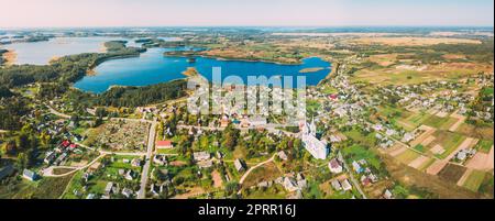 Slobodka, Braslaw District, Witebsk Voblast, Weißrussland. Luftaufnahme Des Potsekh Sees In Der Nähe Des Dorfes Slobodka. Kirche der göttlichen Vorsehung. Panorama Stockfoto