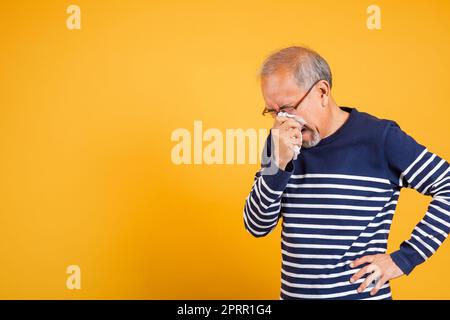 Asiatischer älterer Mann Erkältung hat Grippe und Niesen von Krankheit Virus Problem verwenden Gewebe Stockfoto