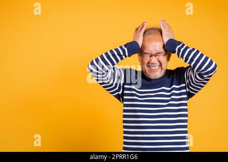 Asiatischer älterer Mann Hände mit Kopf und Ohren, die an Kopfschmerzen leiden Stockfoto