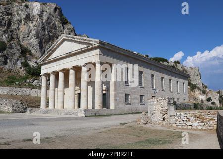 Die alte venezianische Festung der Stadt Korfu und die Heilige Kirche St. Georg, Korfu, Griechenland. Die alte Festung von Korfu ist eine venezianische Festung in der Stadt Korfu. Alte Venezianische Festung Stockfoto