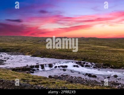 Fantastische Landschaft mit fließenden Flüssen und Bächen mit Felsen und Gras in Island. Stockfoto