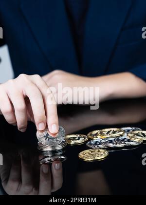 Eine Frau, die ein paar Goldmünzen in der Hand hält Stockfoto