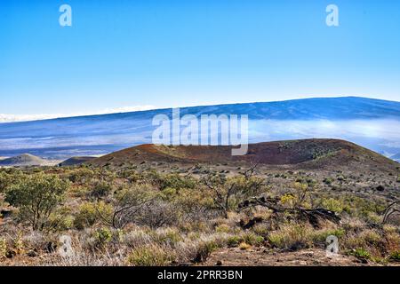 Ausgestorbene Vulkankrater bei Mouna Loa - Hawaii. Der weltweit größte Vulkan Mauna Loa in Hawaii, Big Island, Hawaii, USA. Stockfoto