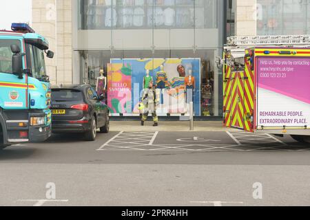 27. 2023. April, Kingswoood. Hülle. Feuerwehrwagen haben einen möglichen Brand ausgelöst. Das Sicherheitsteam sagt, es riecht nach Feuer und die Feuerwehr hat angerufen. Die Feuerwehr durchsucht den Laden. Bridget Catterall/AlamyLiveNews Stockfoto