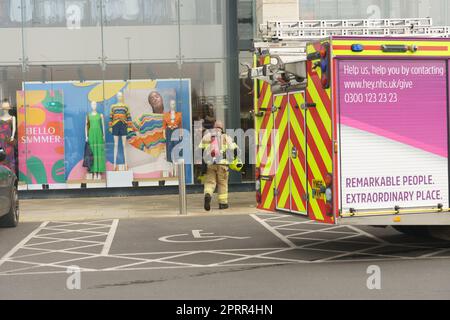 27. 2023. April, Kingswoood. Hülle. Feuerwehrwagen haben einen möglichen Brand ausgelöst. Das Sicherheitsteam sagt, es riecht nach Feuer und die Feuerwehr hat angerufen. Die Feuerwehr durchsucht den Laden. Bridget Catterall/AlamyLiveNews Stockfoto