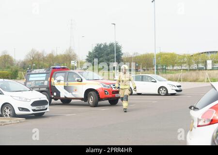 27. 2023. April, Kingswoood. Hülle. Feuerwehrwagen haben einen möglichen Brand ausgelöst. Das Sicherheitsteam sagt, es riecht nach Feuer und die Feuerwehr hat angerufen. Die Feuerwehr durchsucht den Laden. Bridget Catterall/AlamyLiveNews Stockfoto