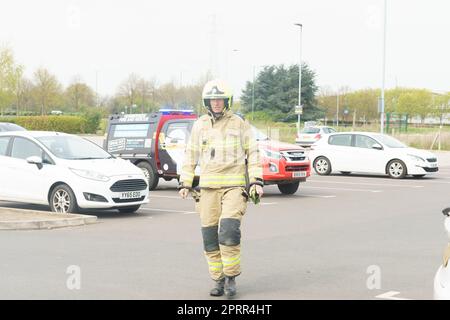 27. 2023. April, Kingswoood. Hülle. Feuerwehrwagen haben einen möglichen Brand ausgelöst. Das Sicherheitsteam sagt, es riecht nach Feuer und die Feuerwehr hat angerufen. Die Feuerwehr durchsucht den Laden. Bridget Catterall/AlamyLiveNews Stockfoto