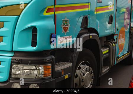 27. 2023. April, Kingswoood. Hülle. Feuerwehrwagen haben einen möglichen Brand ausgelöst. Das Sicherheitsteam sagt, es riecht nach Feuer und die Feuerwehr hat angerufen. Die Feuerwehr durchsucht den Laden. Bridget Catterall/AlamyLiveNews Stockfoto