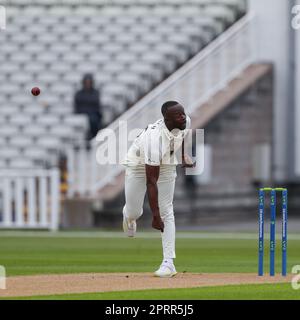 Edgbaston, Birmingham, Großbritannien, am 27. April 2023 im Edgbaston Stadium. Abbildung: Kemar Roach , Eröffnungsbowler für Surrey während des 1. Spieltags beim Spiel LV= Insurance County Cup zwischen Warwickshire County Cricket Club & Surrey Image ist nur für redaktionelle Zwecke, Gutschrift an Stu Leggett über Alamy Live News Stockfoto