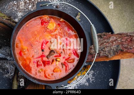 Kessel ungarische Gulaschsuppe mit Kartoffeln Stockfoto