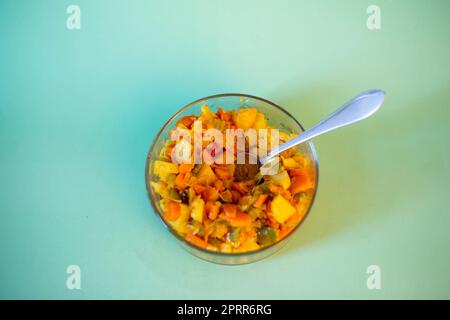 Frische gemischte Gemüsesoße, Sabzi und Gewürze, serviert in einer Schüssel. Gesunder und vegetarischer Essensstil. Selektiver Fokus Stockfoto