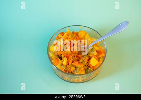 Frische gemischte Gemüsesoße, Sabzi und Gewürze, serviert in einer Schüssel. Gesunder und vegetarischer Essensstil. Selektiver Fokus Stockfoto