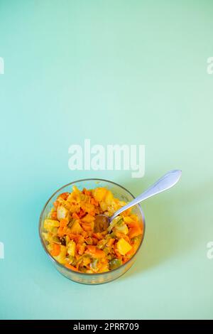 Frische gemischte Gemüsesoße, Sabzi und Gewürze, serviert in einer Schüssel. Gesunder und vegetarischer Essensstil. Selektiver Fokus Stockfoto