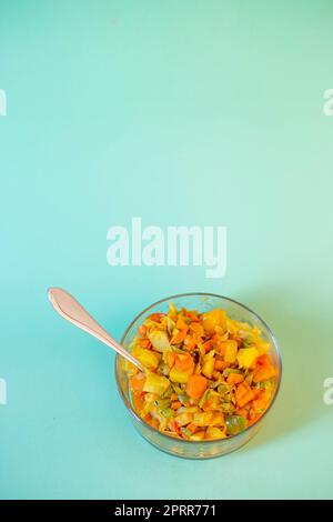 Frische gemischte Gemüsesoße, Sabzi und Gewürze, serviert in einer Schüssel. Gesunder und vegetarischer Essensstil. Selektiver Fokus Stockfoto