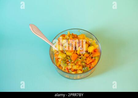 Frische gemischte Gemüsesoße, Sabzi und Gewürze, serviert in einer Schüssel. Gesunder und vegetarischer Essensstil. Selektiver Fokus Stockfoto