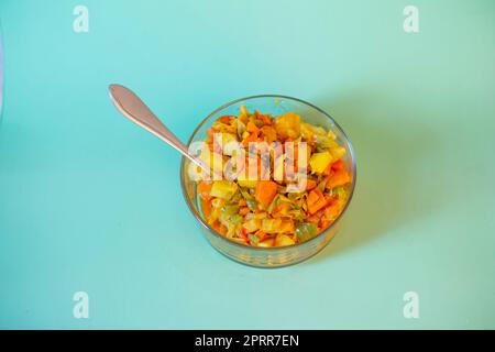 Frische gemischte Gemüsesoße, Sabzi und Gewürze, serviert in einer Schüssel. Gesunder und vegetarischer Essensstil. Selektiver Fokus Stockfoto