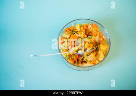 Frische gemischte Gemüsesoße, Sabzi und Gewürze, serviert in einer Schüssel. Gesunder und vegetarischer Essensstil. Selektiver Fokus Stockfoto