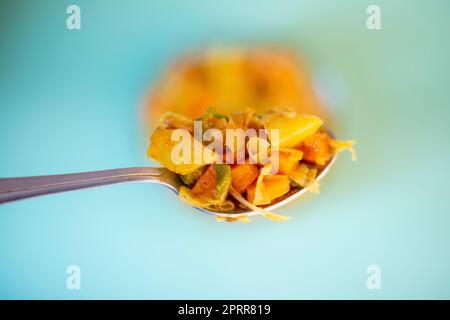 Frische gemischte Gemüsesoße, Sabzi und Gewürze, serviert in einer Schüssel. Gesunder und vegetarischer Essensstil. Selektiver Fokus Stockfoto