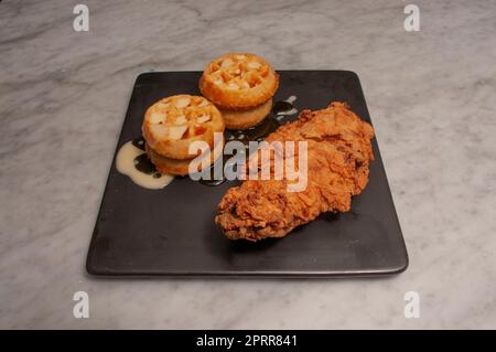 Köstliches amerikanisches Gericht, bekannt als Huhn und Waffeln Stockfoto