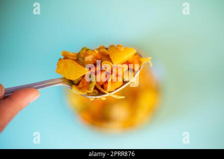 Frische gemischte Gemüsesoße, Sabzi und Gewürze, serviert in einer Schüssel. Gesunder und vegetarischer Essensstil. Selektiver Fokus Stockfoto