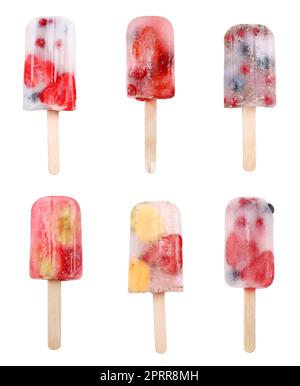 Mit Beereneis-Eis auf weißem Hintergrund, Nahaufnahme Stockfoto