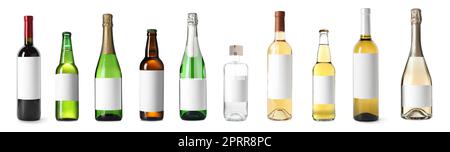 Set mit Flaschen verschiedener alkoholischer Getränke auf weißem Hintergrund. Bannerdesign Stockfoto