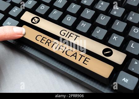 Inspiration bei der Ausstellung des Geschenkgutscheins „Sign Gift Certificate“ verkauft das Internetkonzeptunternehmen die gleichen Produkte an den globalen Markt, indem es Online-Website-Informationen, Bearbeiten eingibt Stockfoto