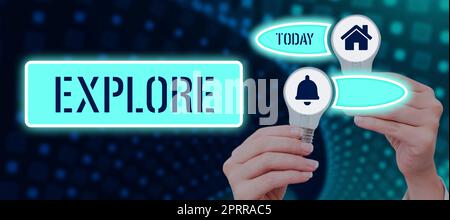 Handgeschriebenes Schild Explore, Word für eine Liste häufig gestellter Fragen und Antworten zu einem bestimmten Thema Geschäftsfrau mit Leuchtbirnen Stockfoto