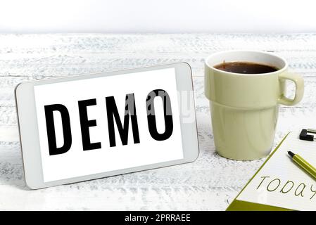 Schreiben Anzeigetext Demo, Wort auf Examlification Ausdruck zeigt visuelle Kommunikation Reflexion Telefon mit wichtiger Nachricht ein Stockfoto