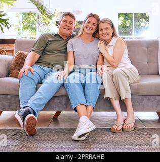 Familie, Porträt und Großeltern mit einer Frau auf dem Sofa zu Hause, die sich anfreundet und eine schöne Zeit zusammen genießt. Lächeln, entspannen und Tochter, Oma und Grand Stockfoto