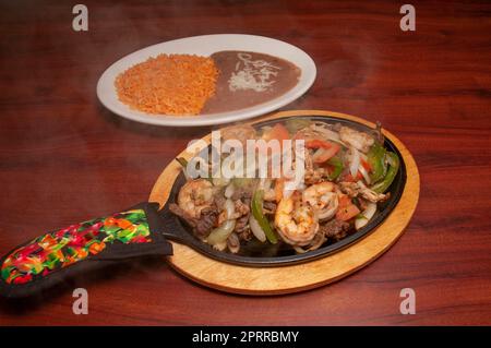 Authentische und traditionelle mexikanische Küche, bekannt als Shrimp Steak und c hicken Sie Fajitas Stockfoto