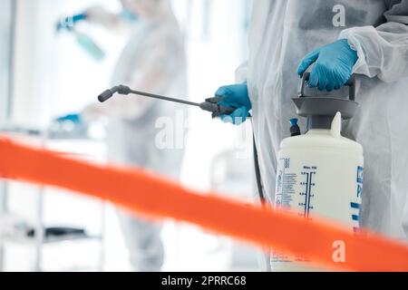 Covid-Desinfektion, Bürokratie und Mensch in Schutzanzug schützen vor Corona-Virus bei der Reinigung der Krankenhausklinik. Kontaminierter Forschungslaborator Stockfoto